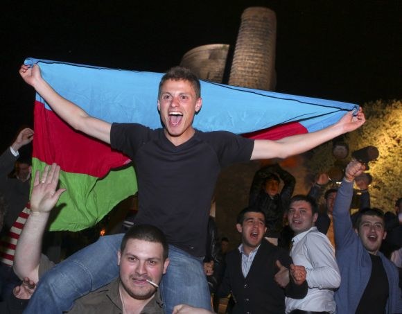 Azerbaidžaniečiai Baku visą naktį šventė savo atstovų pergalę „Eurovizijoje“. / „Reuters“/„Scanpix“ nuotr.