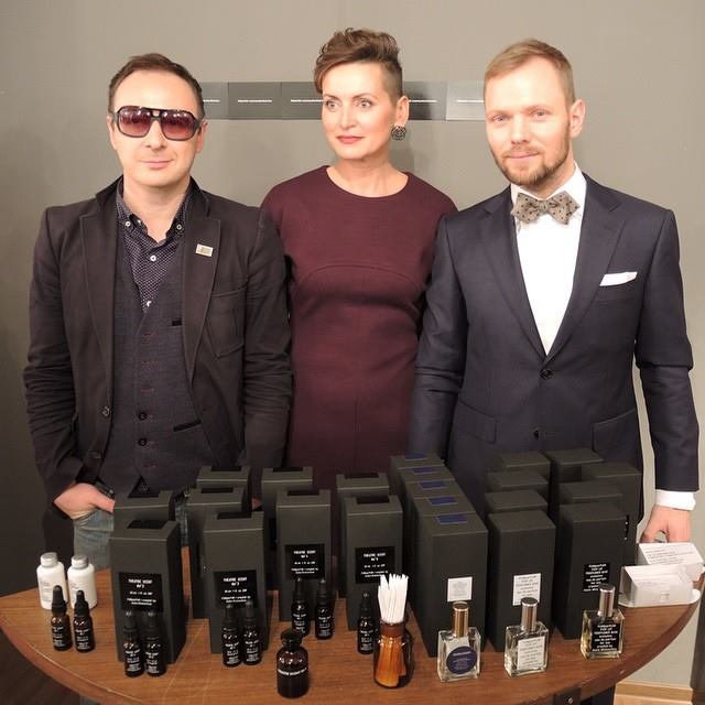 Aistis Mickevičius, Edita Vigelytė ir lietuviškos parfumerijos atstovas Rygoje Kaspars Ozolinš / „FumParFum“ nuotr.