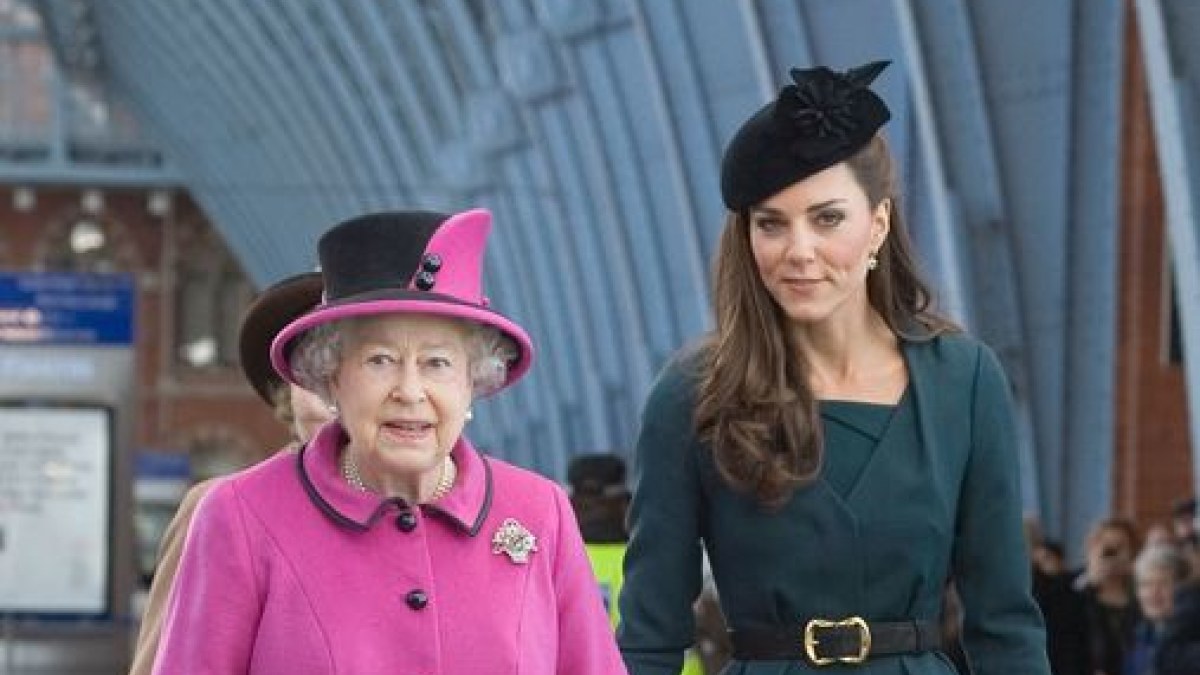 Karalienė Elizabeth II ir Kembridžo hercogienė Catherine (2012-ųjų kovą) / AFP/„Scanpix“ nuotr.