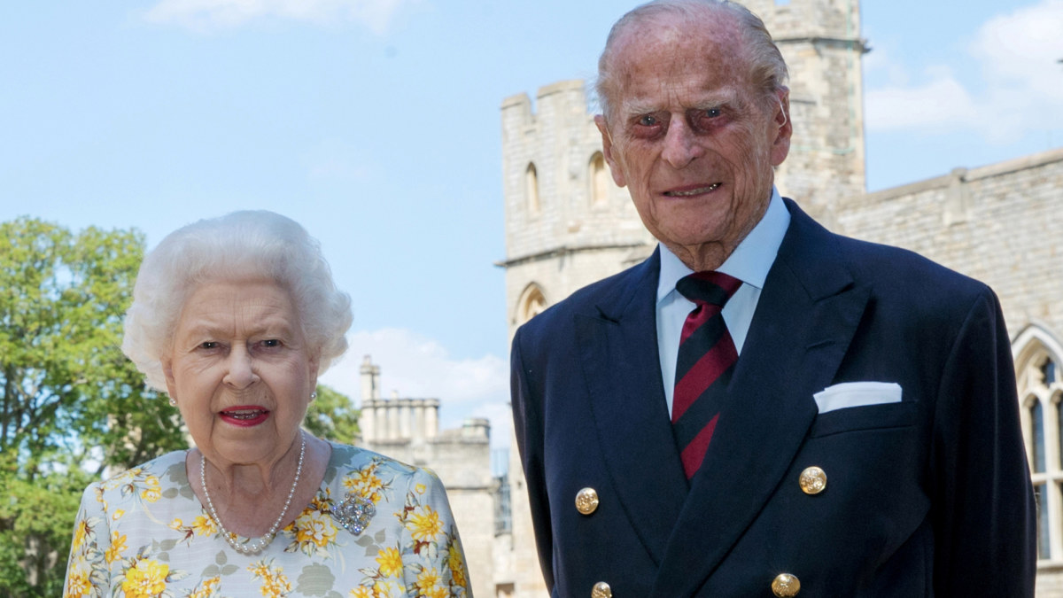 Elizabeth II su vyru Philipu įsiamžino Vindzoro pilies kieme, likus kelioms dienoms iki princo 99-ojo gimtadienio / Scanpix nuotr.