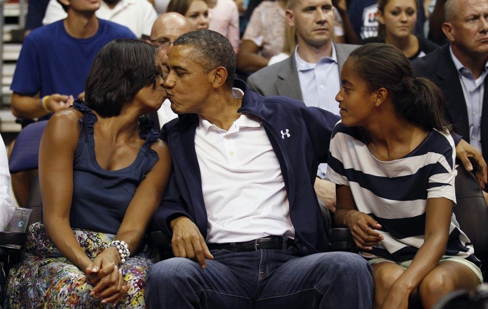 JAV prezidentas Barakas Obama su žmona Michelle ir dukra Malia / „Reuters“/„Scanpix“ nuotr.