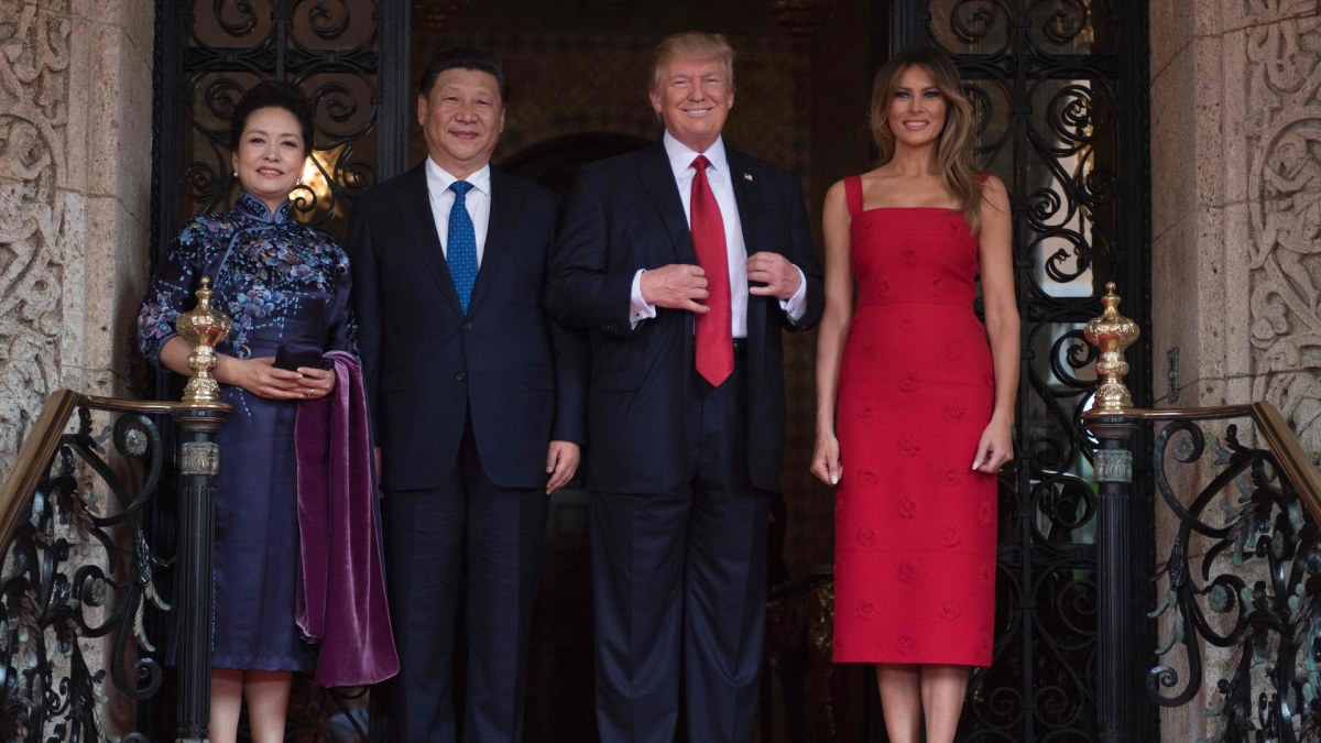 Taip atrodė Melania Trump, lydėdama vyrą sutikti Kinijos prezidentą  / „Scanpix“ nuotr.
