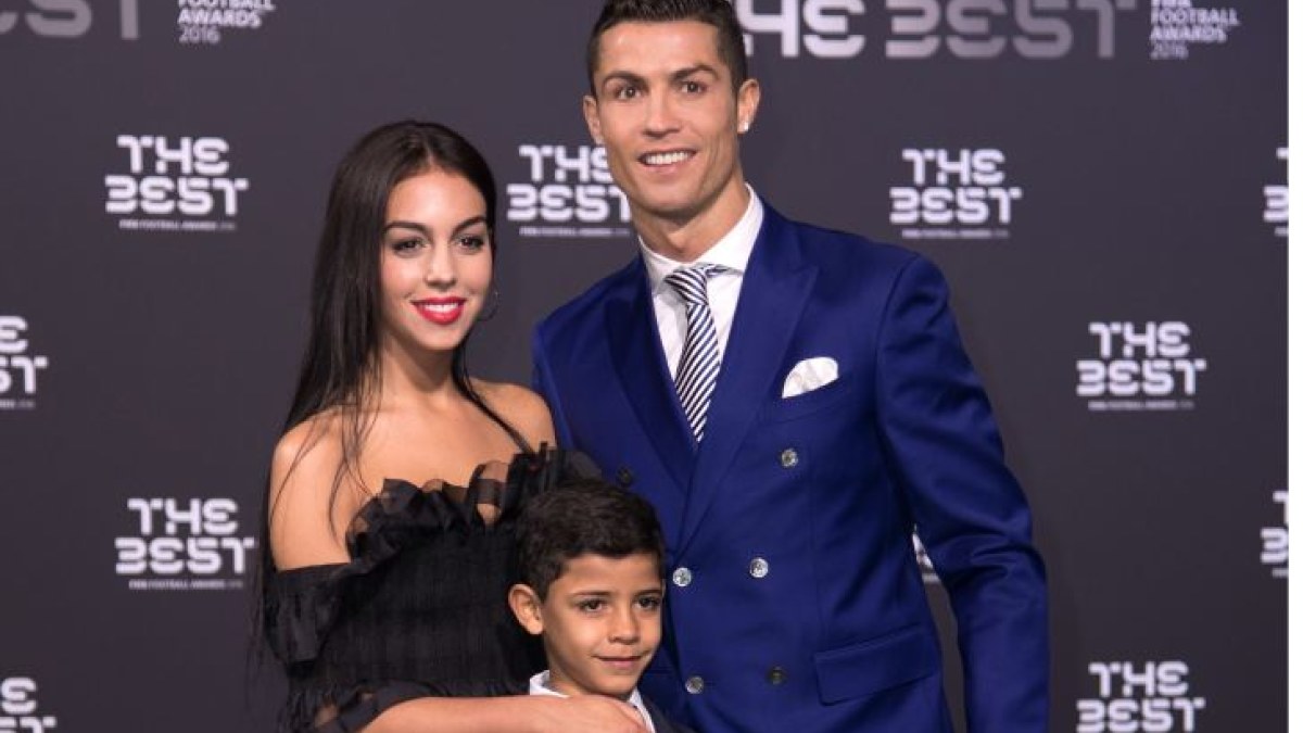 Cristiano Ronaldo su sūnumi Cristiano ir mylimąja Georgina Rodriguez / „Scanpix“ nuotr.