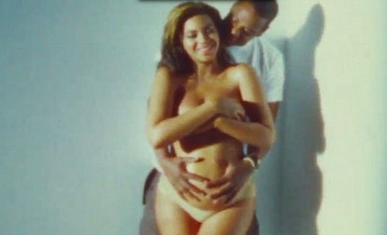Beyonce paviešino nuotrauką, kurioje ji užfiksuota besilaukianti dukters Blue Ivy / „Youtube“ stop kadras