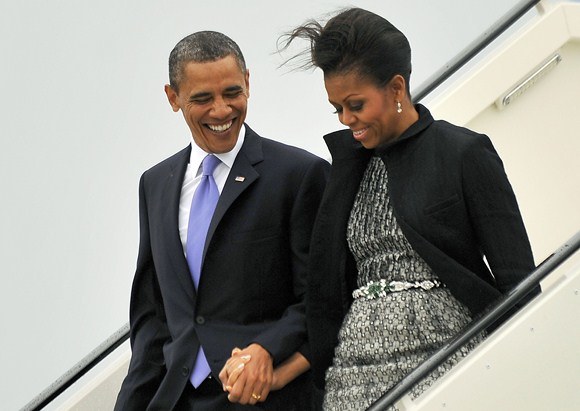 JAV prezidentas Barackas Obama ir Michelle Obama lipa iš lėktuvo. / AFP/„Scanpix“ nuotr.