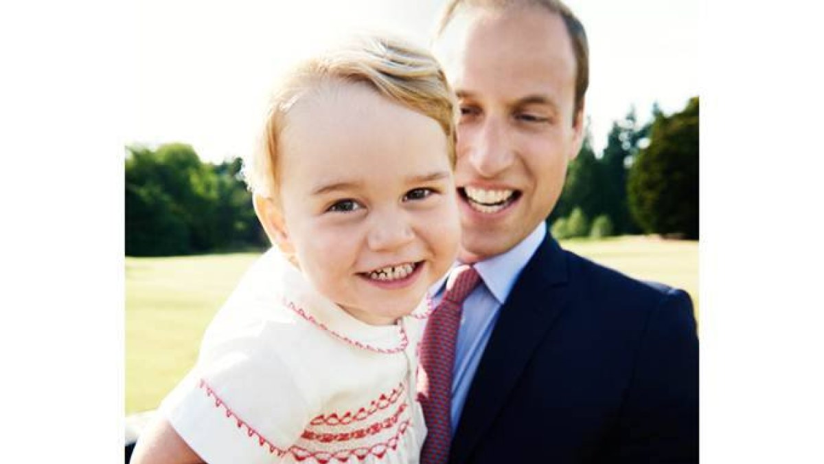 Princas George'as tėčiui princui Williamui ant rankų / Mario Testino nuotr.