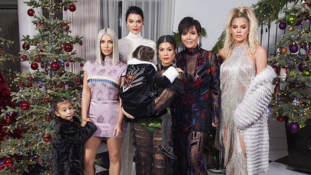 Iš kairės: Kim Kardashian su dukra North West, Kendall Jenner, Kourtney Kardashian su dukra Penelope, Kris Jenner ir Khloe Kardashian / „Instagram“ nuotr.