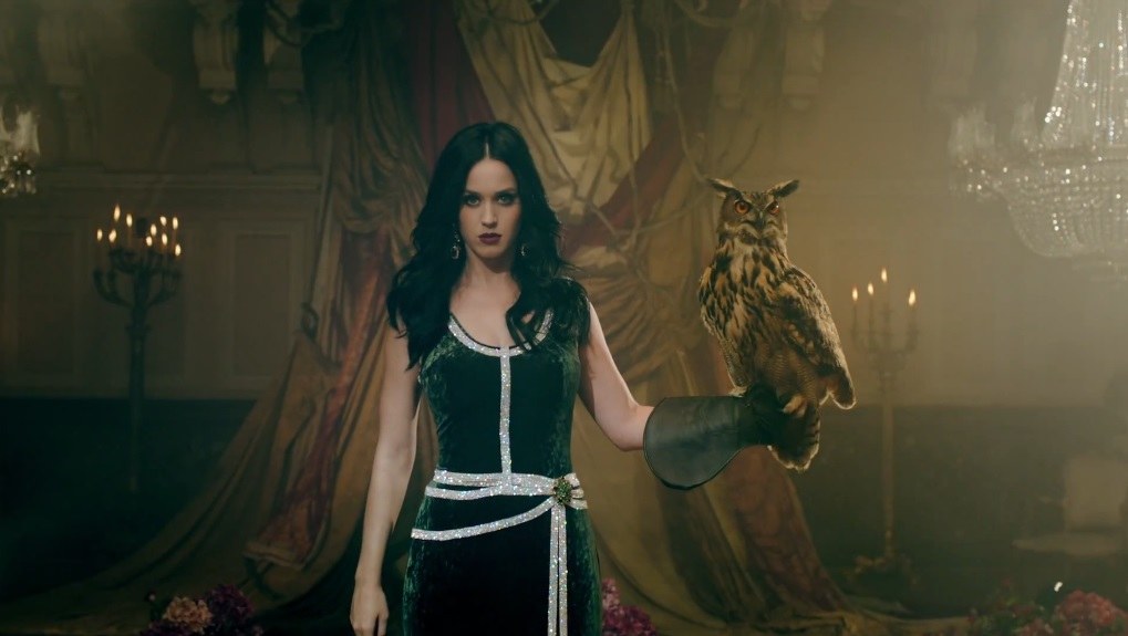 Katy Perry dainos „Unconditionally“ vaizdo klipe / Kadras iš „Youtube“