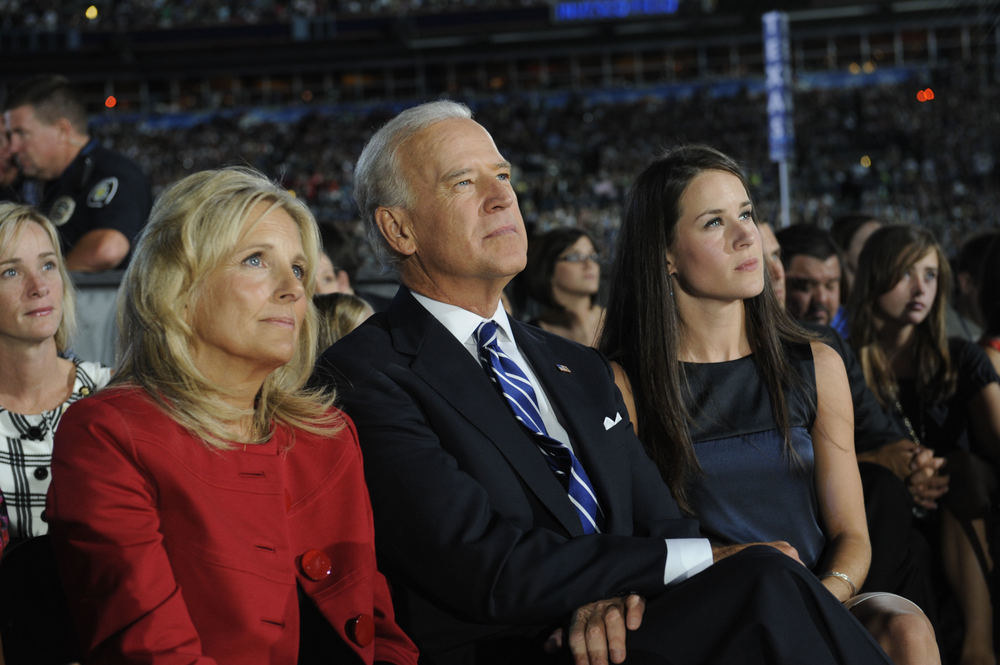 JAV viceprezidentas Joe Bidenas su žmona Jill (kairėje) ir dukra Ashley (dešinėje) / AFP/„Scanpix“ nuotr.