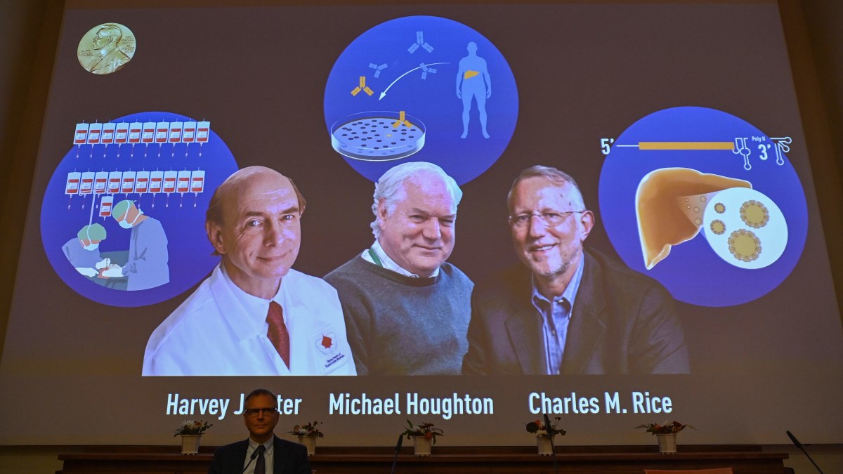 Nobelio premijos laureatai – Harvey Alteris, Britonas Michaelas Houghtonas ir Charlesas Riceás / „Scanpix“ nuotr.