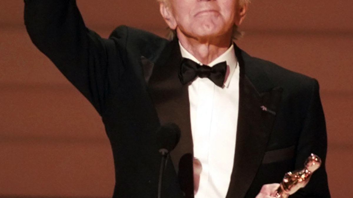 1996 metais pelnytą garbės „Oskarą“ jis skyrė žmonai Anne.