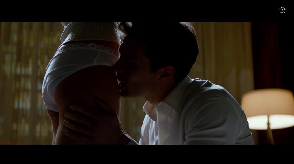 Jamie Dornanas ir Dakota Johnson filme „Penkiasdešimt pilkų atspalvių“ / Kadras iš anonso