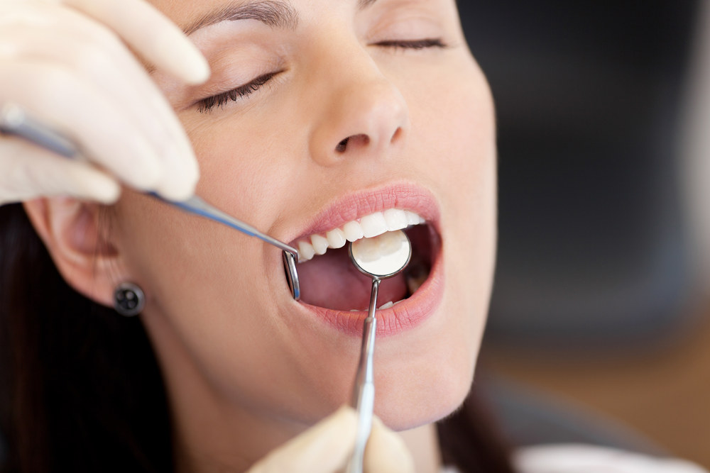 Specialios balinančios dantų pastos  gali pašviesinti jūsų dantis, bet jei norite geresnio efekto, kreipkitės į odontologą. / „Shuterstock“ nuotr.