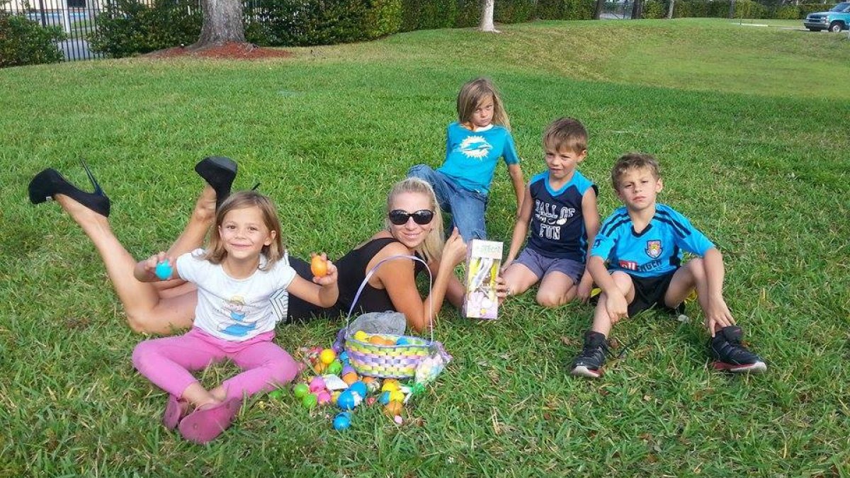Erika Santos su vaikais švenčia Velykas / Asmeninio albumo nuotr.