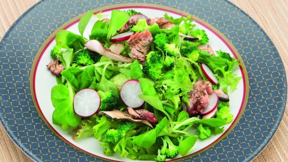 Jautienos išpjovos salotos su brokoliniais kopūstais