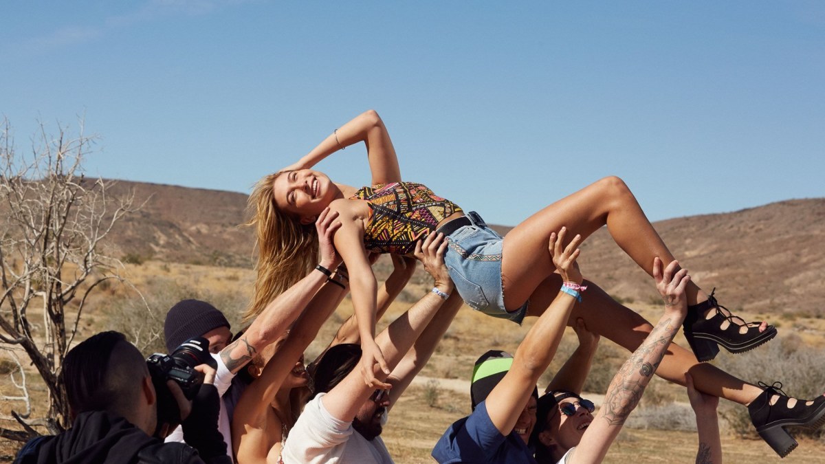 „H&M“ linijos specialiai „Coachella“ festivaliui drabužiai / „H&M“ nuotr.