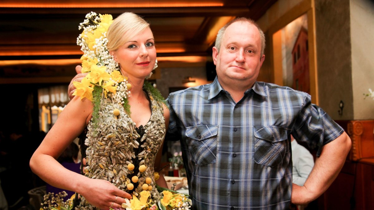 Floristas Modestas Vasiliauskas kauniečius stebino gėlių suknele / Organizatorių nuotr.