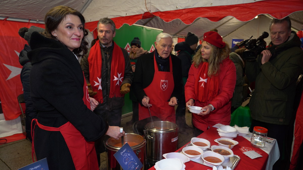 Diana Nausėdienė su Valdu Adamkumi pilstė „Maltiečių sriubą“/LR Prezidento kanceliarijos nuotr.