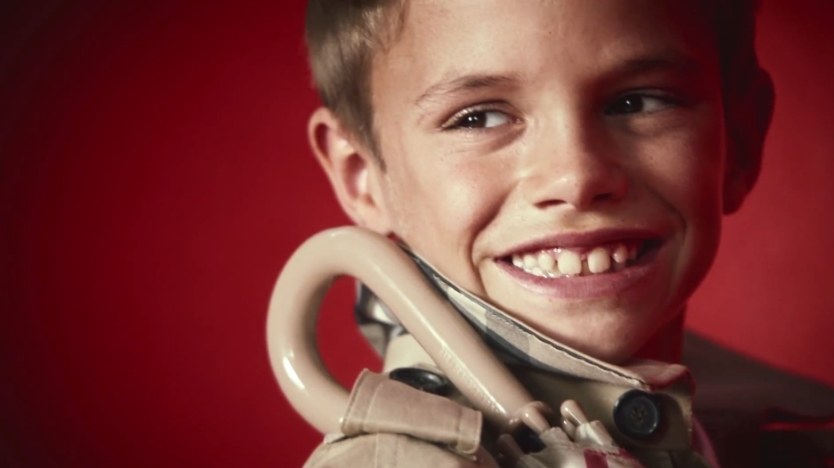 Romeo Beckhamas „Burberry“ reklamoje / Kadras iš „YouTube“
