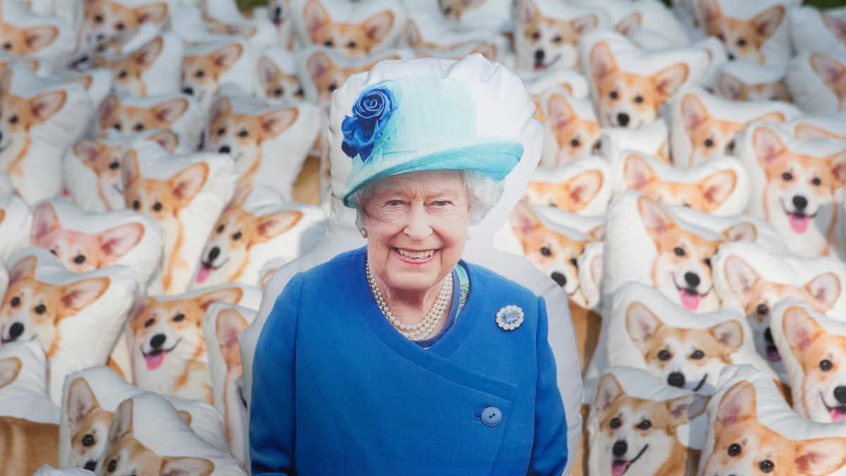 Karalienė Elizabeth II ir jos korgiai