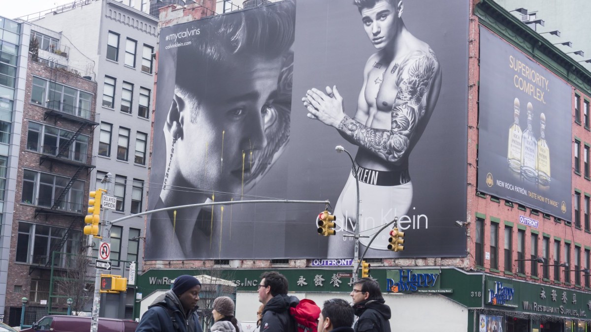 Justinas Bieberis „Calvin Klein“ reklamoje / Vida Press nuotr.