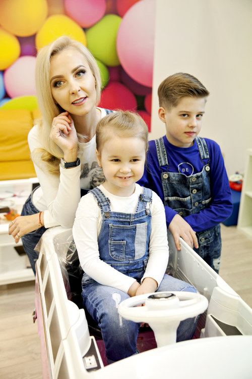 Lina Bražinskaitė-Tupikovskienė įsiamžino fotosesijoje su vaikais/Viktorijos Kuhlins nuotr.