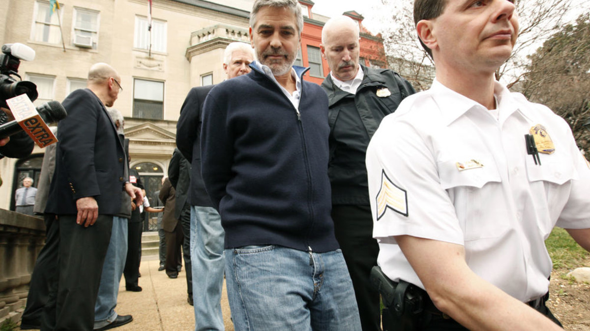 Vašingtone per protesto akciją suimtas George'as Clooney / „Reuters“/„Scanpix“ nuotr.