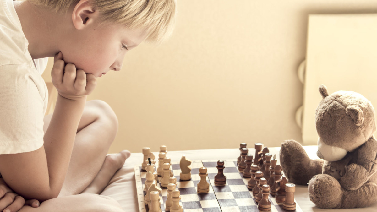 Berniukas žaidžia šachmatais / Fotolia.com nuotr.