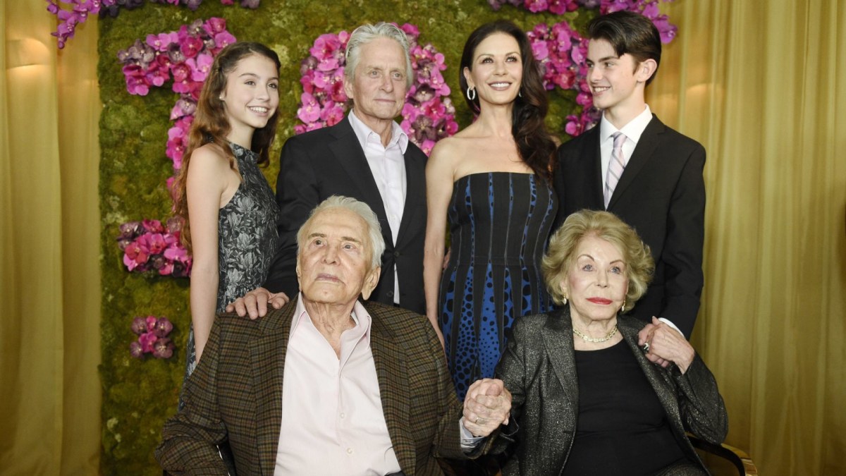 Kirkas Douglasas su žmona Anne ir sūnaus Michaelo šeima – jo žmona  Catherine Zeta-Jones bei vaikais Dylanu ir Carys / „Scanpix“/AP nuotr.