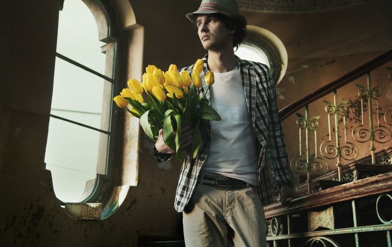 Vaikinas su gėlėmis / Shutterstock nuotr.