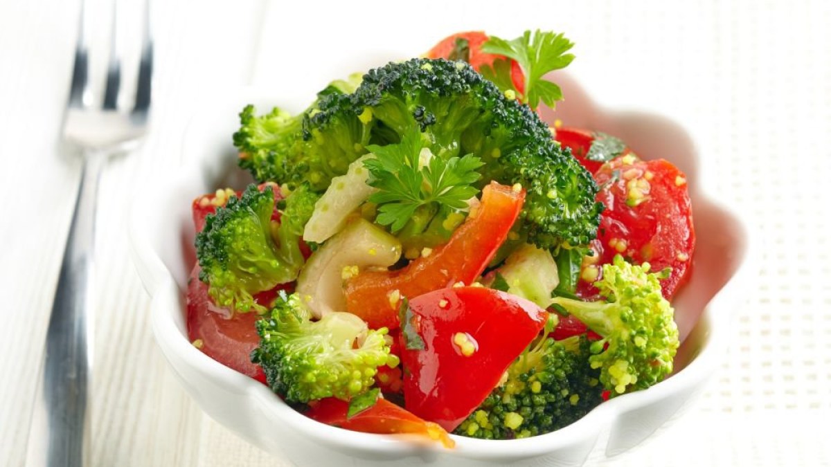 Šviežios brokolių ir pomidorų salotos / Fotolia nuotr.