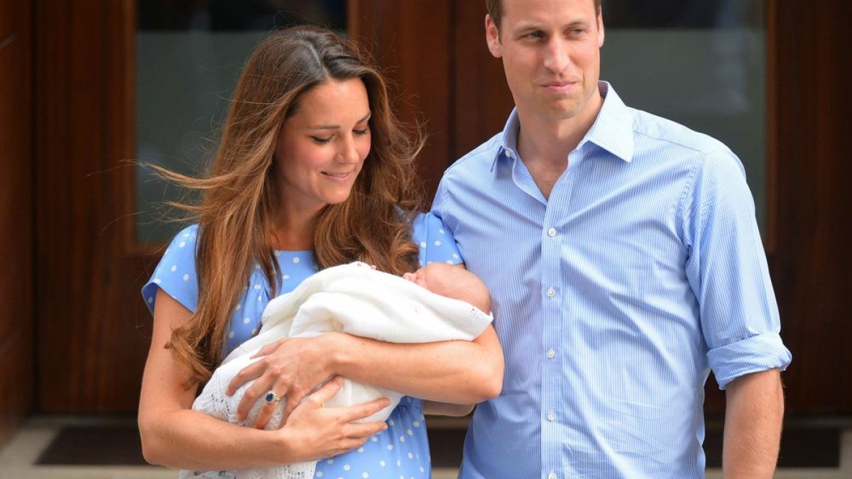Kembridžo hercogienė Catherine ir princas Williamas su sūnumi George'u / AFP/„Scanpix“ nuotr.