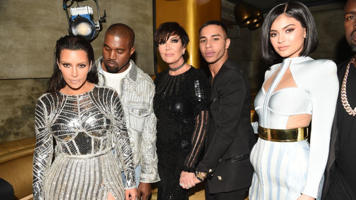 Iš kairės: Kim Kardashian, Kanye Westas, Kris Jenner, Olivieris Rousteingas ir Kylie Jenner / Vida Press nuotr.