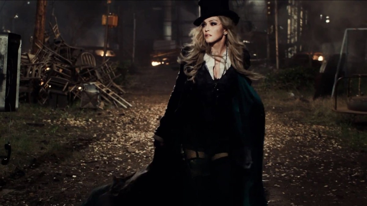 Madonna vaizdo klipe „Ghosttown“  / Kadras iš vaizdo klipo