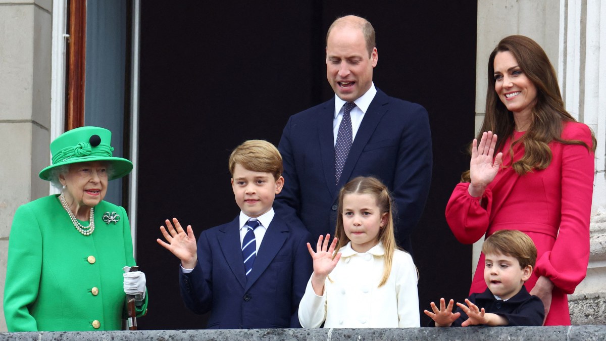 Elizabeth II, princas Williamas ir Kate Middleton su vaikais / „Scanpix“ nuotr.

