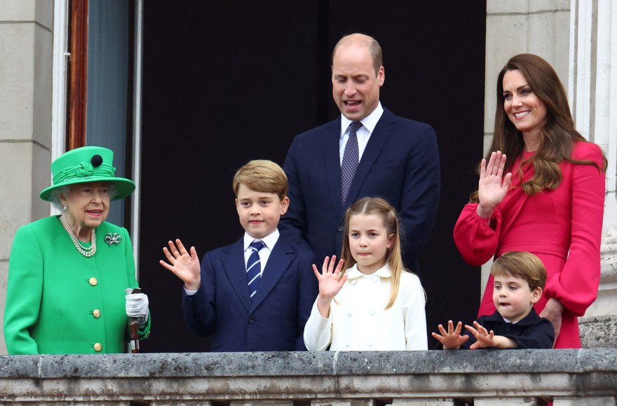 Elizabeth II, princas Williamas ir Kate Middleton su vaikais / „Scanpix“ nuotr.