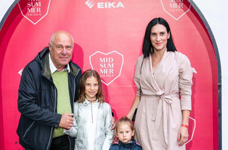Vladimiras Prudnikovas su dukra Ieva Prudnikovaite ir anūkėmis / Pauliaus Peleckio „ŽMONĖS Foto“ nuotr.