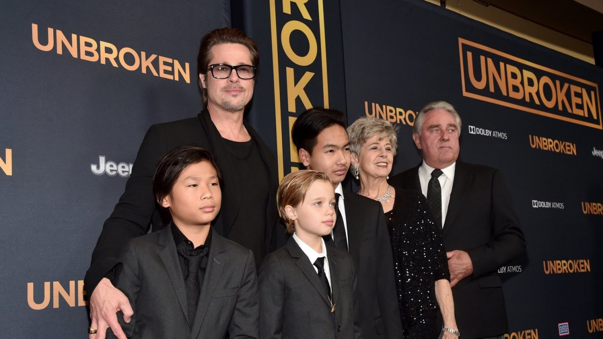 Bradas Pittas su tėvais Jane ir Williamu, įsūniais Paxu ir Maddoxu bei dukra Shiloh / AFP/„Scanpix“ nuotr.