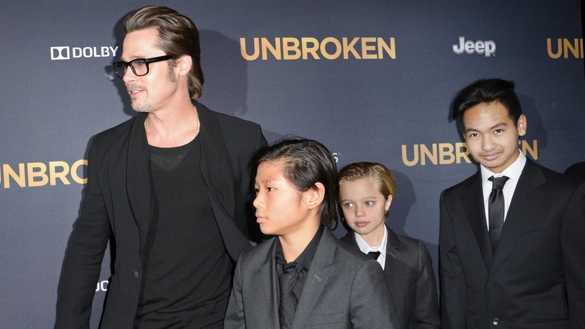Bradas Pittas su įsūniais Paxu ir Maddoxu bei dukra Shiloh / AFP/„Scanpix“ nuotr.