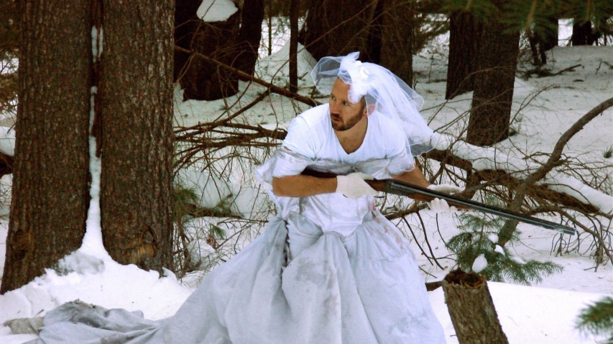 Vestuvinė suknelė tinka ir ekstremaliose situacijose  / „Scanpix“/„Caters News Agency“ nuotr.