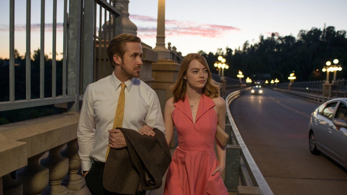 Ryanas Goslingas ir Emma Stone filme „Kalifornijos svajos“ / Kadras iš filmo