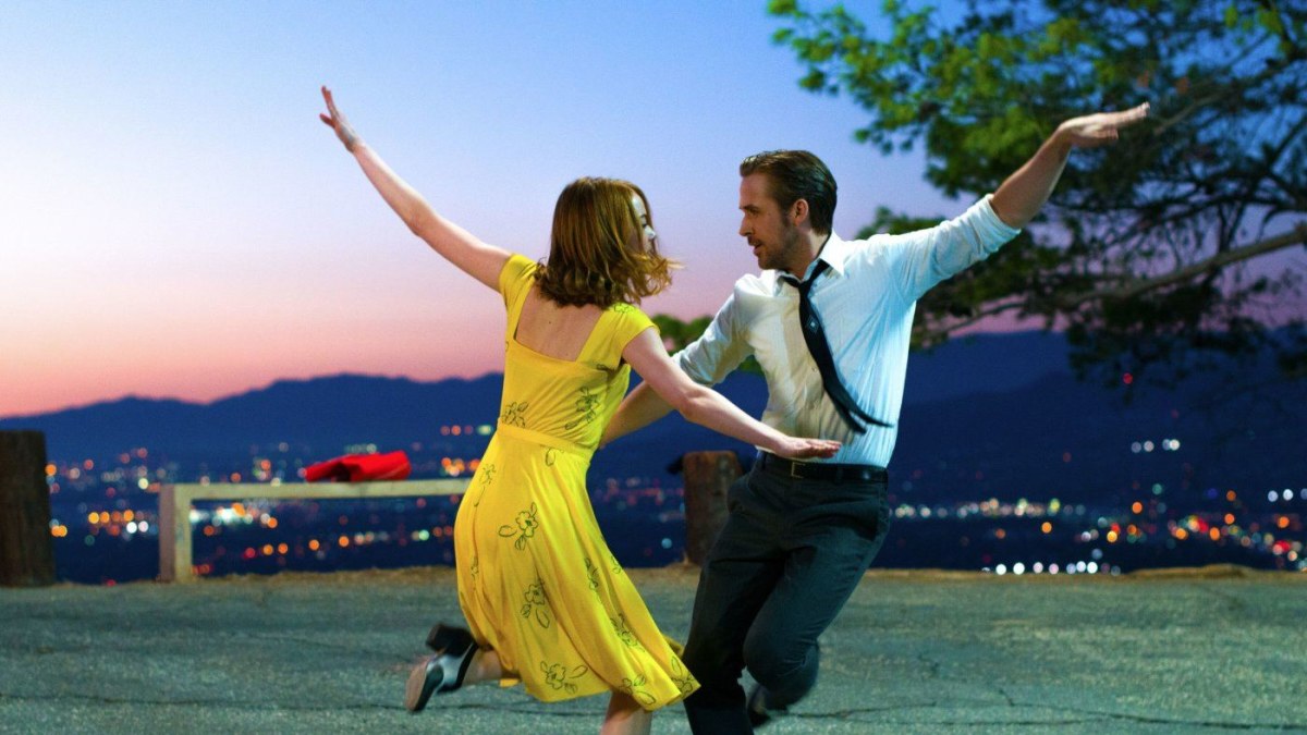 Ryanas Goslingas ir Emma Stone filme „Kalifornijos svajos“ / Kadras iš filmo