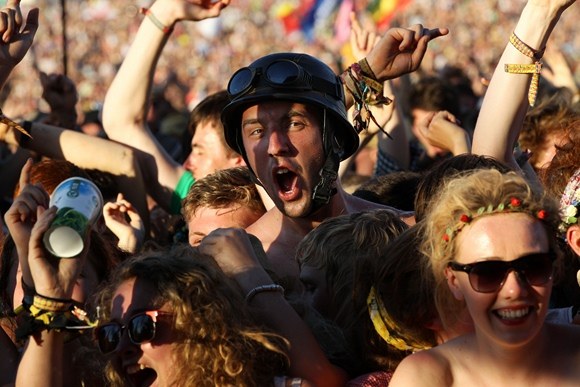„Glastonbury“ festivalio žiūrovų reakcija išgirdus „Pendulum“ grupės būgnus / AFP/„Scanpix“ nuotr.