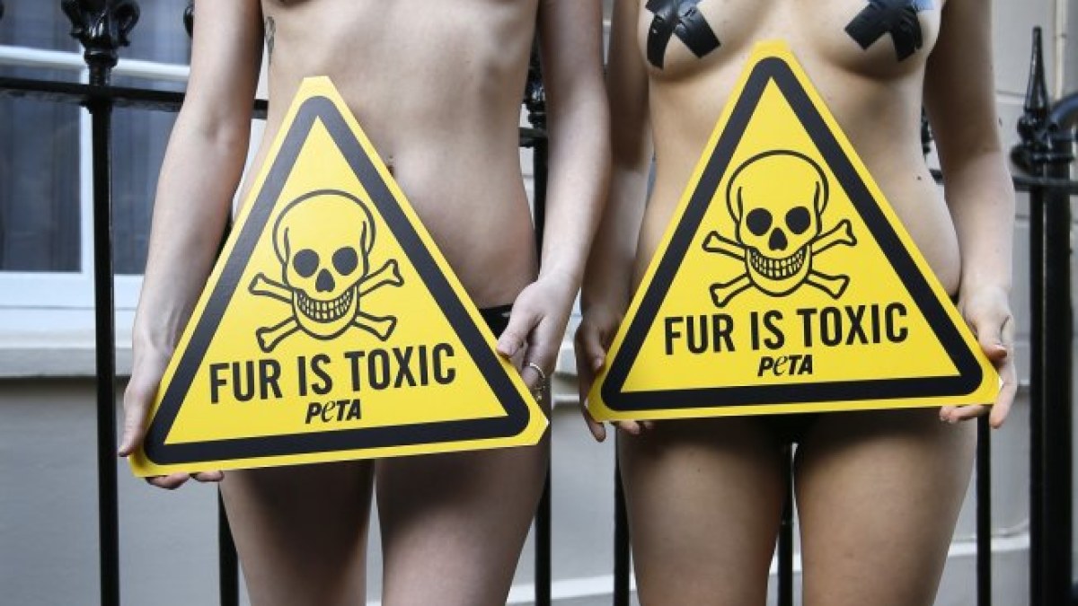 PETA protestas prieš Londono mados savaitę / „Scanpix“/AP nuotr.