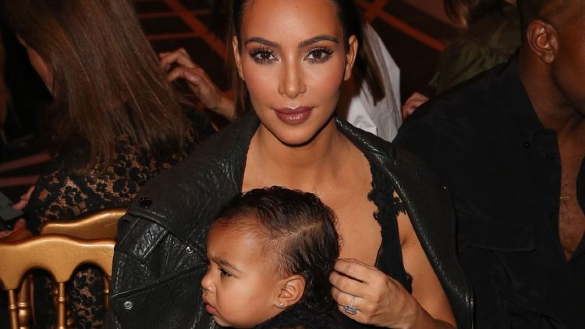Kim Kardashian su dukra North / „Scanpix“/„SIPA“ nuotr.