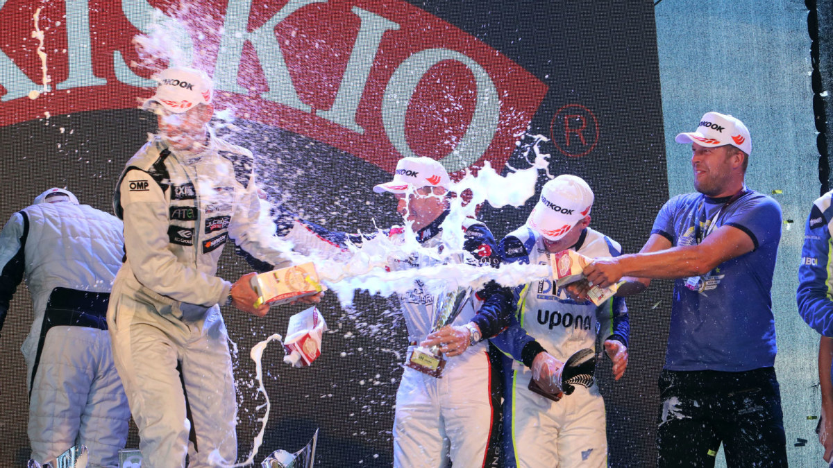 „1000 km lenktynių” nugalėtojai titulą laistė ne šampanu, o pienu / Teodoro Biliūno / BNS nuotr.