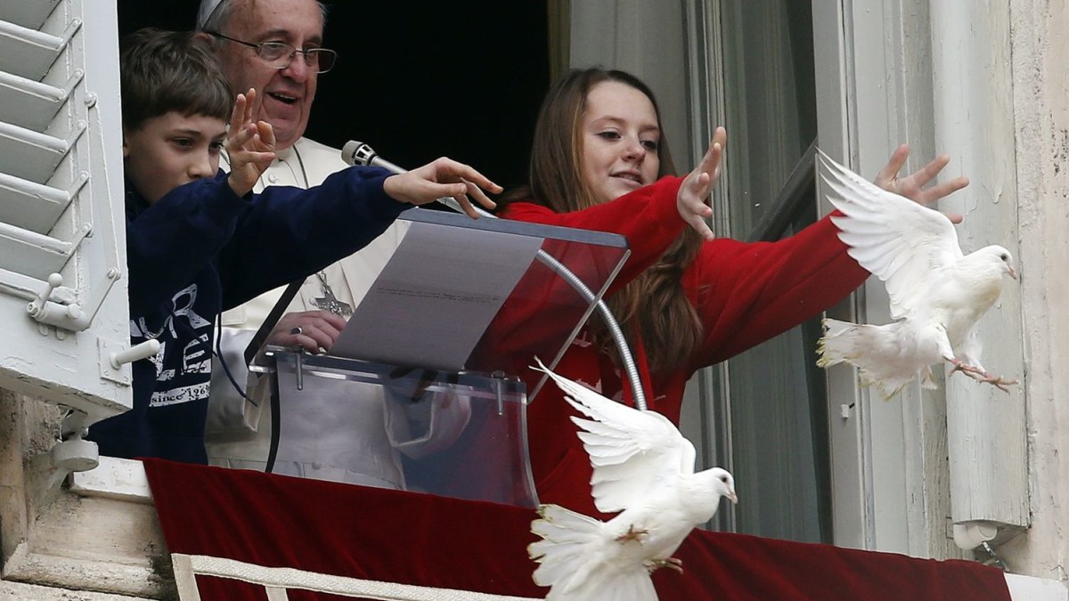 Popiežius Pranciškus su vaikais per Apaštalų rūmų langą paleido baltus karvelius / „Reuters“/„Scanpix“ nuotr.