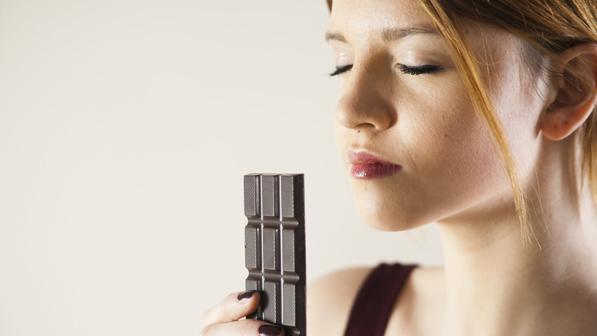 Moteris uodžia šokoladą / Vida Press nuotr.