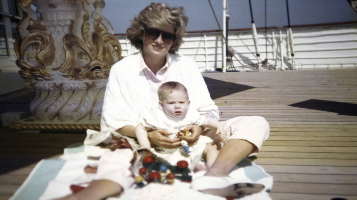 Princesė Diana su sūnumi princu Harry / „Scanpix“ nuotr.