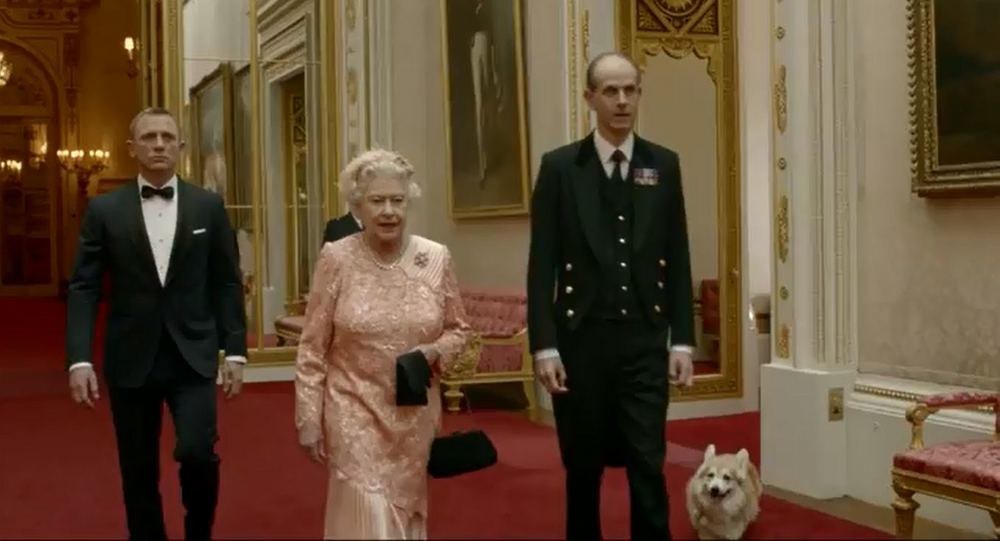 Danielis Crage'as ir Didžiosios Britanijos karalienė Elizabeth II / Youtube.com stop kadras